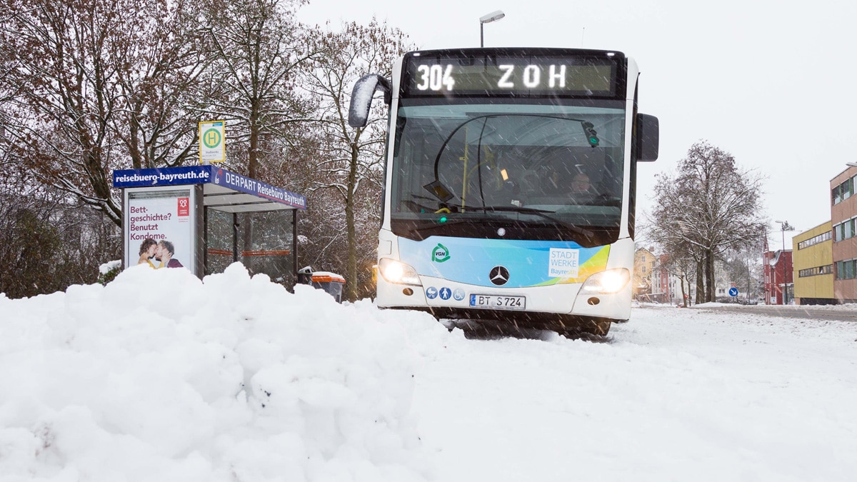 stadtwerke-bayreuth-bus-winter Stadtbus auf schneebedeckter Straße.