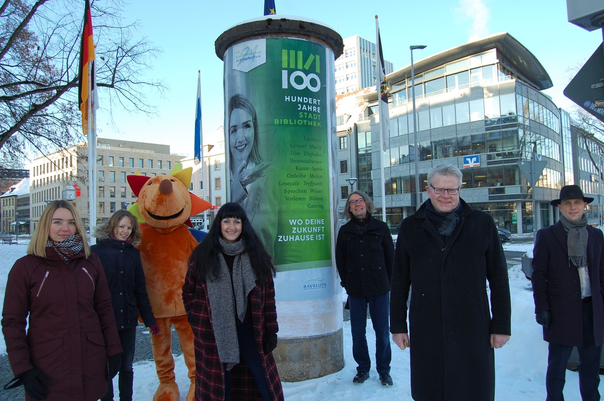 Voller Vorfreude auf einen spannenden Jubiläumszeitraum hat am Freitag (12. Januar 2021) die Leitung der Stadtbibliothek, Jörg Weinreich und Bianka Hoffmann (stellvertretende Leitung), zusammen mit Oberbürgermeister Thomas Ebersberger und Kulturreferent Benedikt Stegmayer die ersten Motive der Jubiläumskampagne präsentiert. Dabei durften natürlich das Maskottchen der Kinderbibliothek, der Igel Kibby, und Anne Ulmer (Leitung der Kinderbibliothek) sowie Monika Pellkofer, verantwortlich für die Programm- und Öffentlichkeitsarbeit in der Stadtbibliothek, natürlich nicht fehlen.