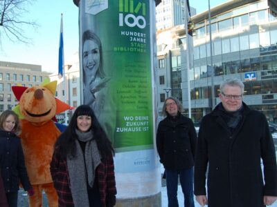 Voller Vorfreude auf einen spannenden Jubiläumszeitraum hat am Freitag (12. Januar 2021) die Leitung der Stadtbibliothek, Jörg Weinreich und Bianka Hoffmann (stellvertretende Leitung), zusammen mit Oberbürgermeister Thomas Ebersberger und Kulturreferent Benedikt Stegmayer die ersten Motive der Jubiläumskampagne präsentiert.