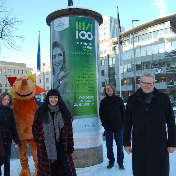 Voller Vorfreude auf einen spannenden Jubiläumszeitraum hat am Freitag (12. Januar 2021) die Leitung der Stadtbibliothek, Jörg Weinreich und Bianka Hoffmann (stellvertretende Leitung), zusammen mit Oberbürgermeister Thomas Ebersberger und Kulturreferent Benedikt Stegmayer die ersten Motive der Jubiläumskampagne präsentiert.