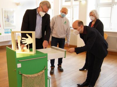 Oberbürgermeister Thomas Ebersberger (links) und Kulturreferent Benedikt Stegmayer erkunden den neuen Inklusions-Trolley für das Kunstmuseum. Museumsleiterin Dr. Marina von Assel und Schreiner Andreas Angermann erklären die einzelnen Funktionen.