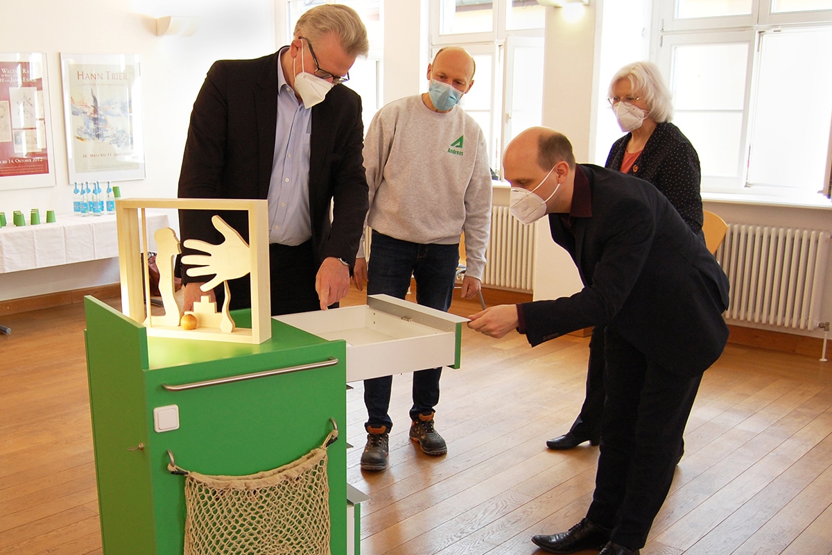Oberbürgermeister Thomas Ebersberger (links) und Kulturreferent Benedikt Stegmayer erkunden den neuen Inklusions-Trolley für das Kunstmuseum. Museumsleiterin Dr. Marina von Assel und Schreiner Andreas Angermann erklären die einzelnen Funktionen.