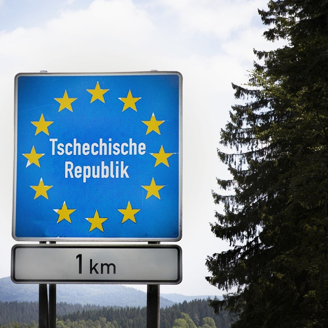 Blaues Grenzschild Tschechische Republik.