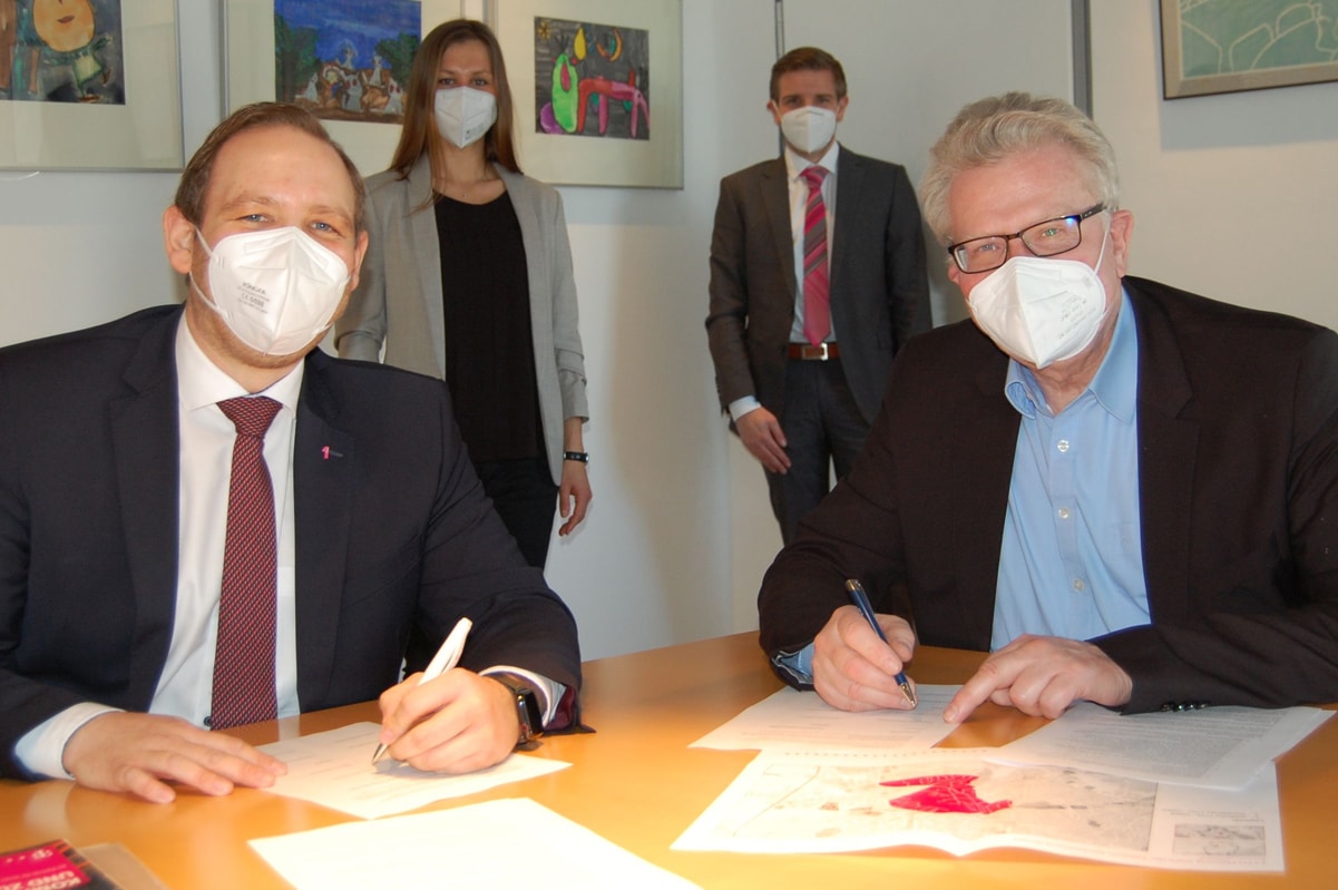 Oberbürgermeister Thomas Ebersberger (rechts) und Enrico Delfino unterzeichnen die Absichtserklärung. Im Hintergrund Svenja Herrmann, KeyAccountManager Breitbandausbau, und Jens Kolodzig, Teamleiter Rolloutoffice (beide Telekom).