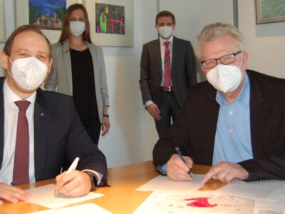 Oberbürgermeister Thomas Ebersberger (rechts) und Enrico Delfino von der Telekom unterzeichnen eine Absichtserklärung.