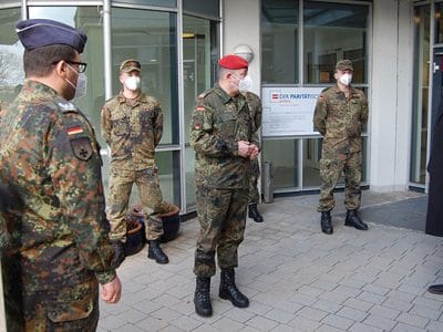 Soldaten stehen vor dem Heim und unterhalten sich mit OB Thomas Ebersberger