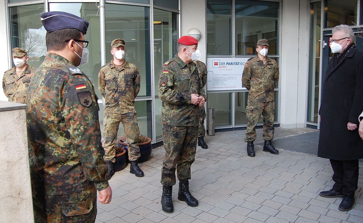 Soldaten stehen vor dem Heim und unterhalten sich mit OB Thomas Ebersberger