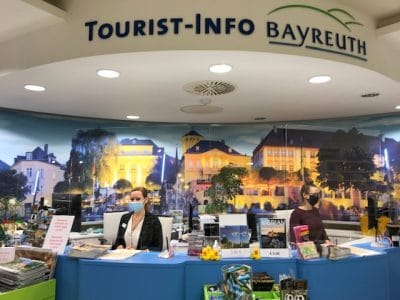 Barrierefreie Kundenschalter der Tourist-Information Bayreuth