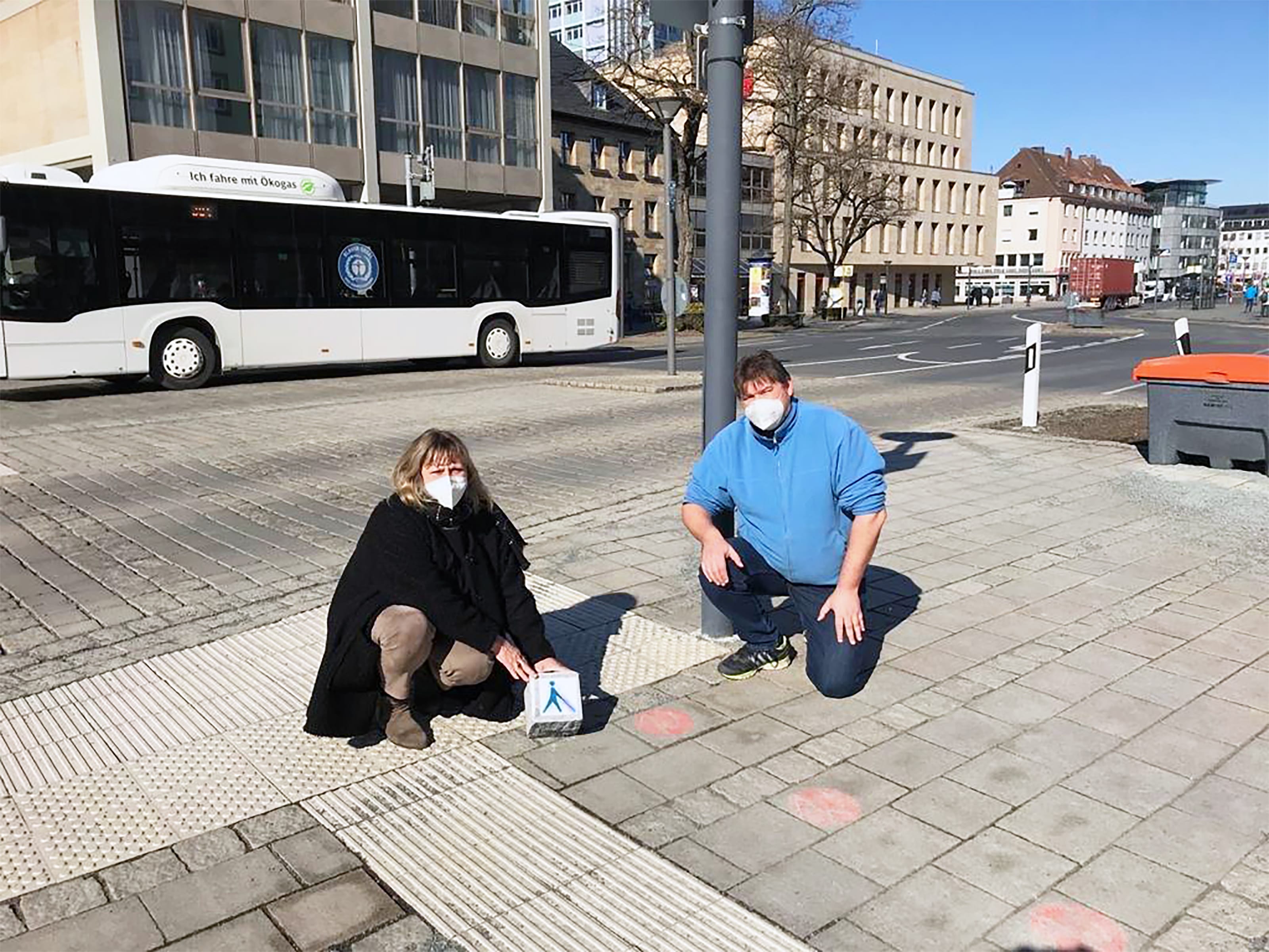 Margit Lebershausen (Fachstelle Inklusion) und Axel Höhmann (Mitglied des Behindertenbeirates) zeigen das Blindenlogo, das aufgesprüht werden soll