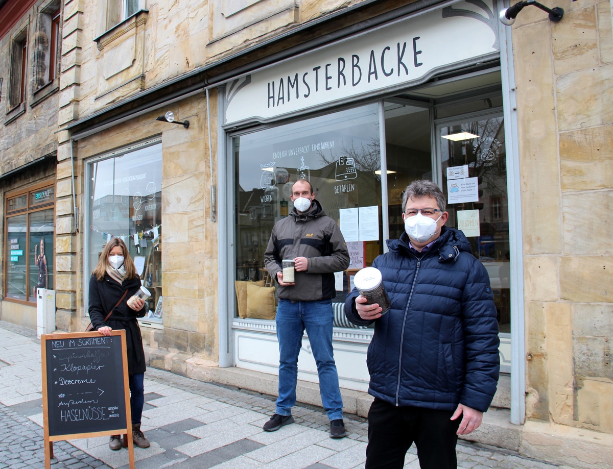 Unser Foto (von links): Sandra Henneking (Vertreterin des Hamsterbacke e.V.), Oliver Thomä vom Stadtbauhof Bayreuth und Dr. Peter-Michael Habermann, Sprecher der Kampagne "Let's go Mehrweg" und Fachbereichsleiter für Abfallwirtschaft im Bayreuther Landratsamt.