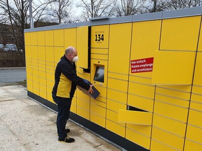 Zusteller Jörg Obermaier beliefert die neue Packstation mit der Nummer 134 auf dem Campus der Universität.