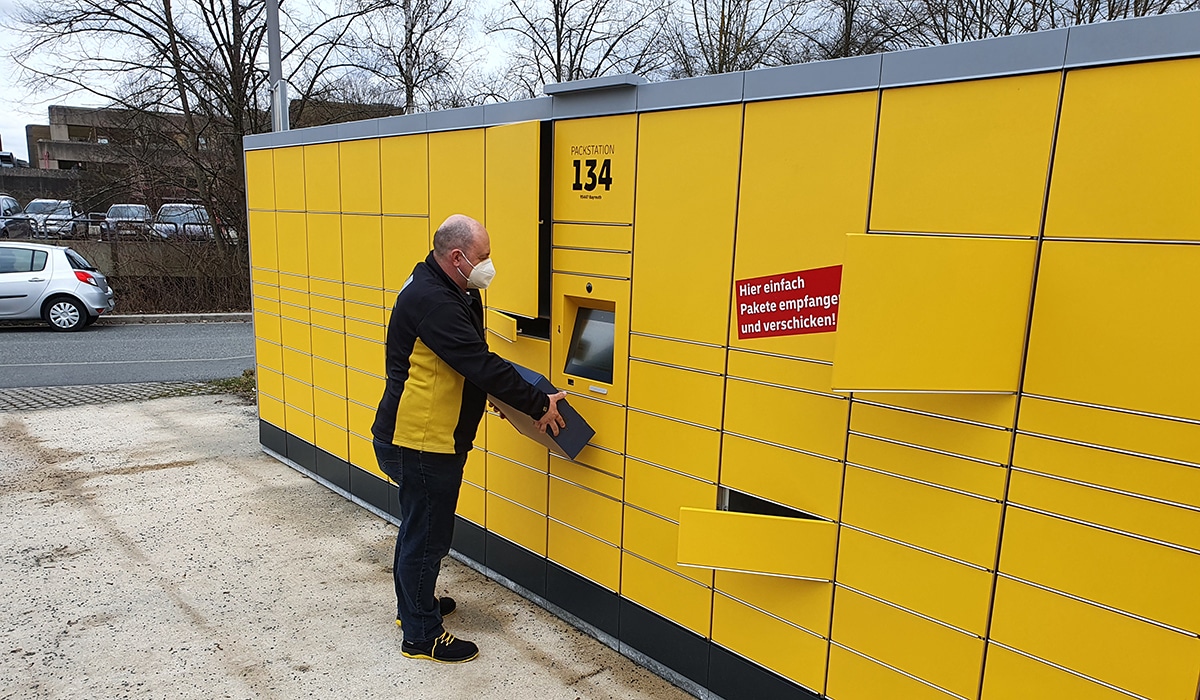 Zusteller Jörg Obermaier beliefert die neue Packstation mit der Nummer 134 auf dem Campus der Universität.