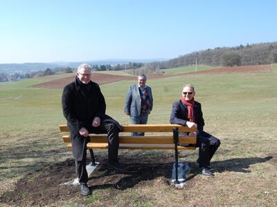 OB Ebersberger, Robert Pfeifer und Jochen Sonntag rund eine Ruhebank