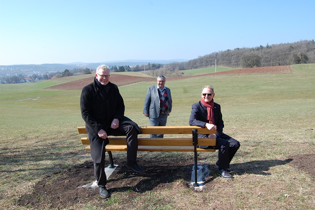 OB Ebersberger, Robert Pfeifer und Jochen Sonntag rund um eine Bank an der Judenwiese.