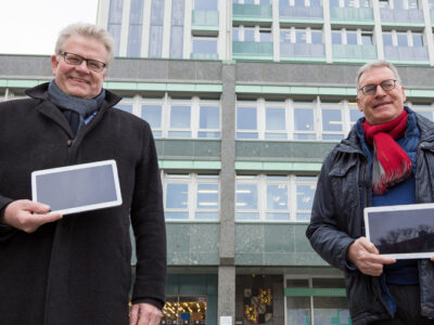 OB Thomas Ebersberger und Jürgen Bayer von den Stadtwerken mit Tablets vor dem Rathaus.