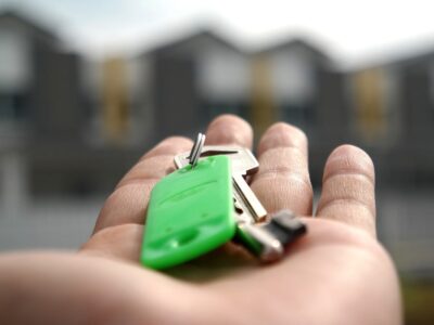 Auf einer ausgestreckten Handfläche lieht ein Schlüsselbund