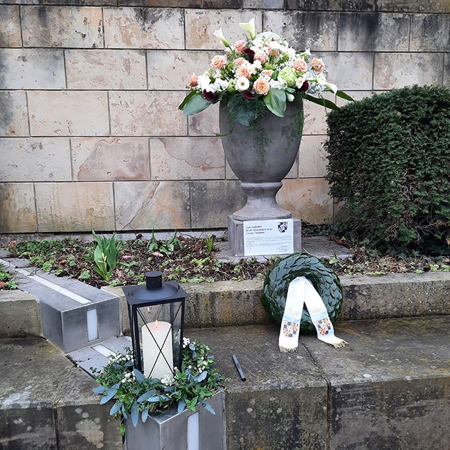 Kranz und Blumen sind aufgebaut