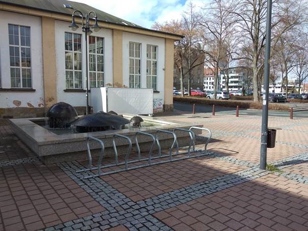 Fahrradbügel vor dem Impfzentrum in der Turnhalle des Stadtbads.