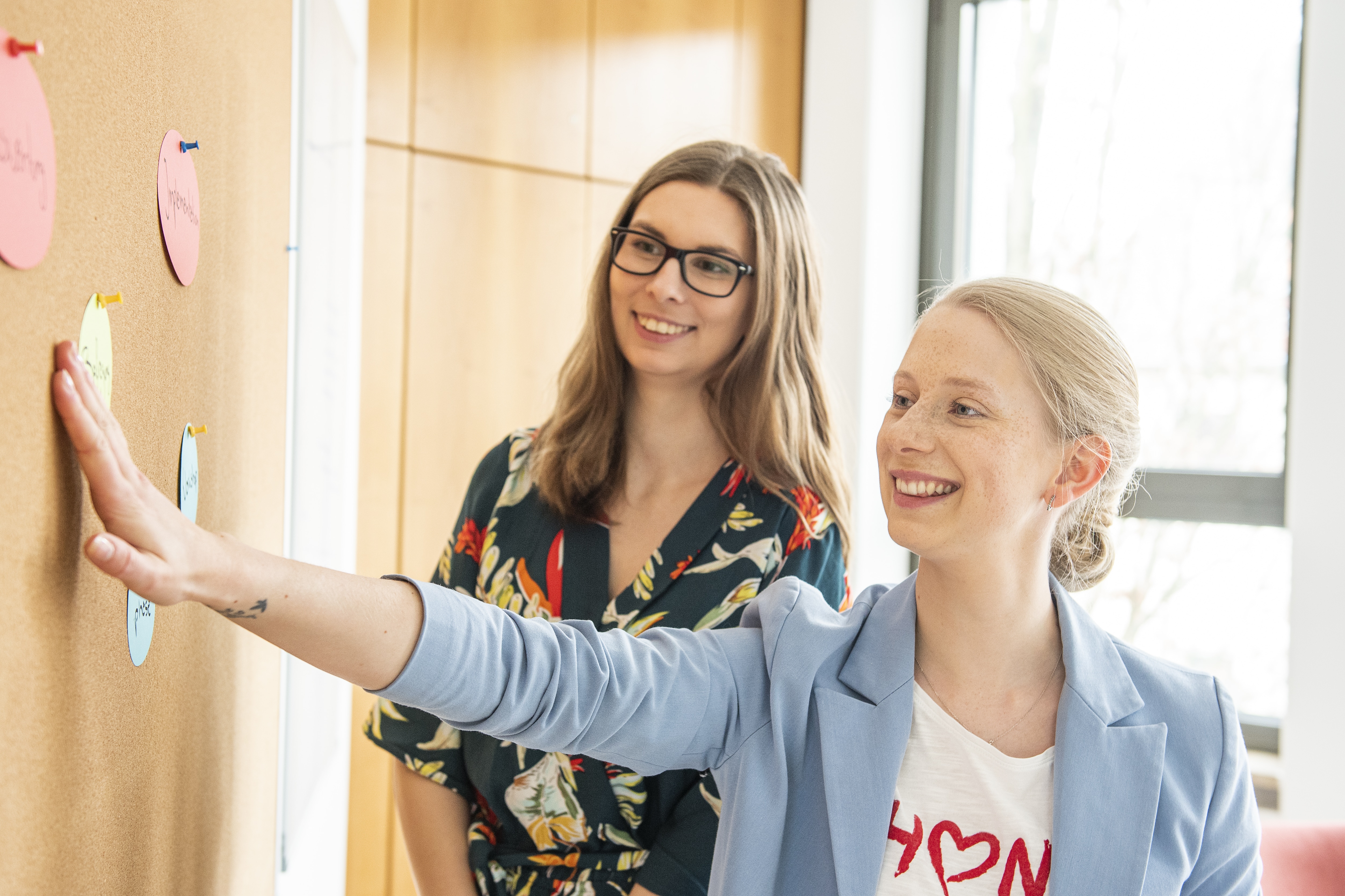 Zwei Frauen an der Pinnwand beim Projektmanagement