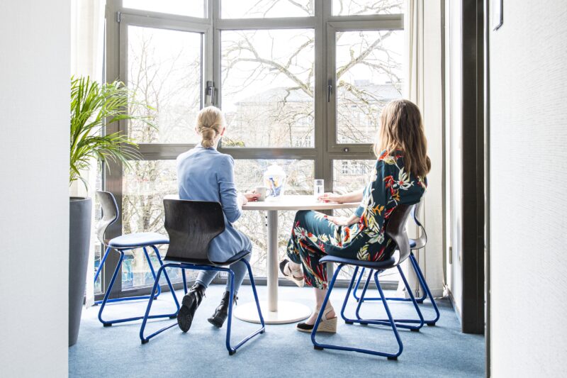 Zwei Frauen sitzen an einem Tisch in einem der Büros im StartUpPoint