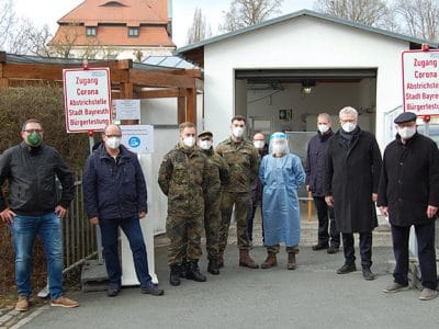 Oberbürgermeister Thomas Ebersberger hat gemeinsam mit Vertretern der Stadtverwaltung und den Soldatinnen und Soldaten der Bundeswehr, die die Tests am Hospitalstift vornehmen, offiziell eingeweiht.