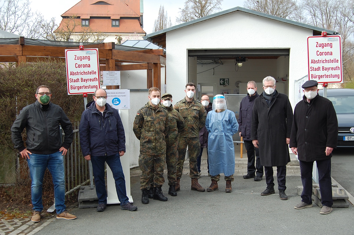 Teststation-Hospitalstift-3 Oberbürgermeister Thomas Ebersberger hat gemeinsam mit Vertretern der Stadtverwaltung und den Soldatinnen und Soldaten der Bundeswehr, die die Tests am Hospitalstift vornehmen, offiziell eingeweiht.