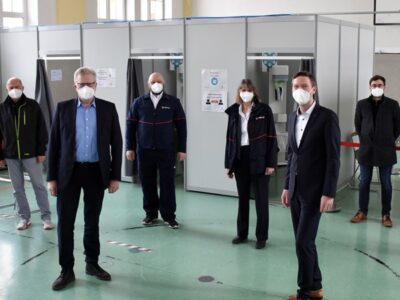 OB Ebersberger und Landrat Wiedemann im Impfzentrum in der Turnhalle des Stadtbads.