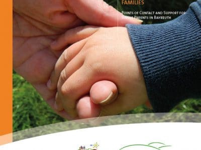 Das Cover der Broschüre die Hand eines Erwachsenen, die eine Kinderhand hält.