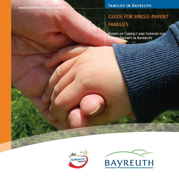 266 Titelblatt Das Cover der Broschüre die Hand eines Erwachsenen, die eine Kinderhand hält.