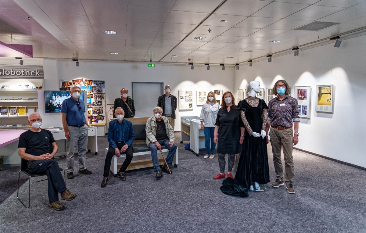 Ausstellung40JahreStudiobühne (2).b Gruppenfoto mit Vertretern der Studiobühne Bayreuth.