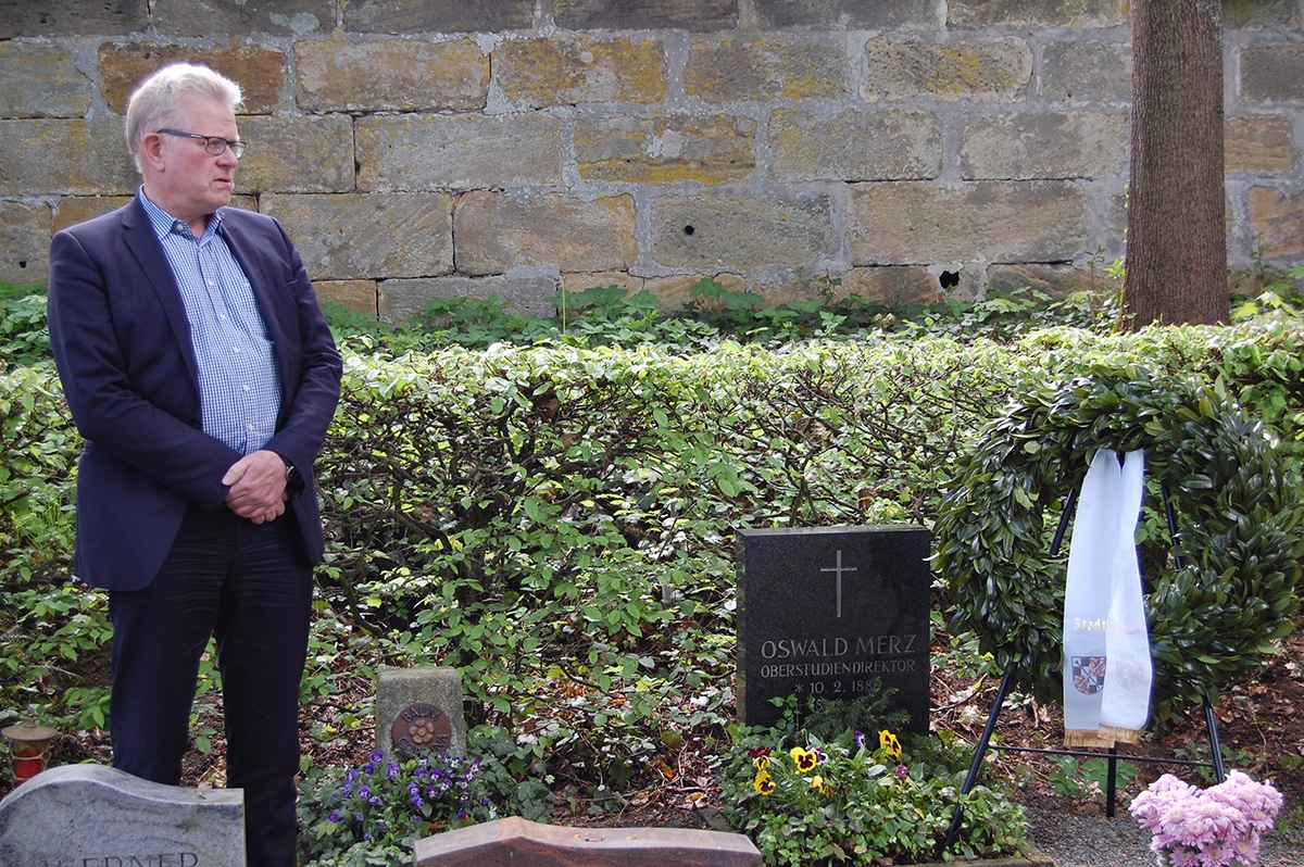 Gedenken-O.Merz-4 OB Ebersberger am Grab von Oswald Merz