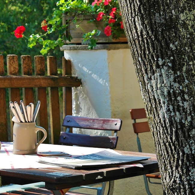 Gedeckter Biergartentisch
