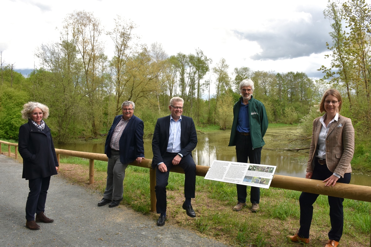 Das Foto zeigt von links nach rechts: Baureferentin Dipl.-Ing. Arch. Urte Kelm, Leitende Baudirektorin (Stadt Bayreuth), Robert Pfeiffer, Leiter des Stadtgartenamts (Stadt Bayreuth); Thomas Ebersberger, Oberbürgermeister der Stadt Bayreuth; Gregor Aas, Leiter des Ökologisch-Botanischen Gartens der Universität Bayreuth; Dr. Nicole Kaiser, Kanzlerin der Universität Bayreuth.