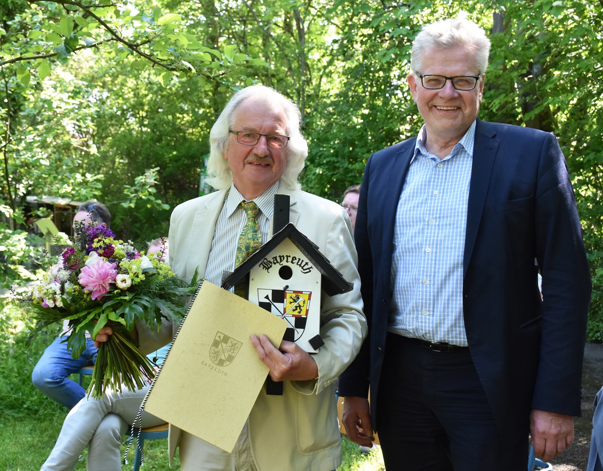 Winfried Schnorrer und Oberbürgermeister Ebersberger im Schulgarten des GMG.