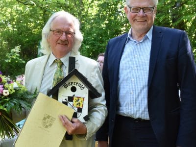 Winfried Schnorrer und Oberbürgermeister Ebersberger im Schulgarten des GMG.