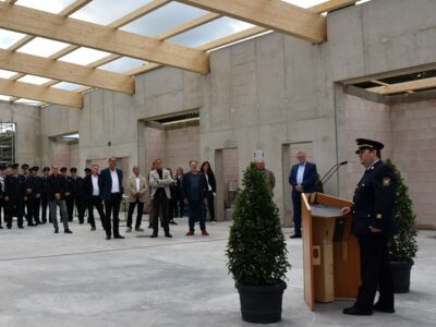 Gäste des Richtfestes stehen im Rohbau des Feuerwehrgerätehauses Süd.