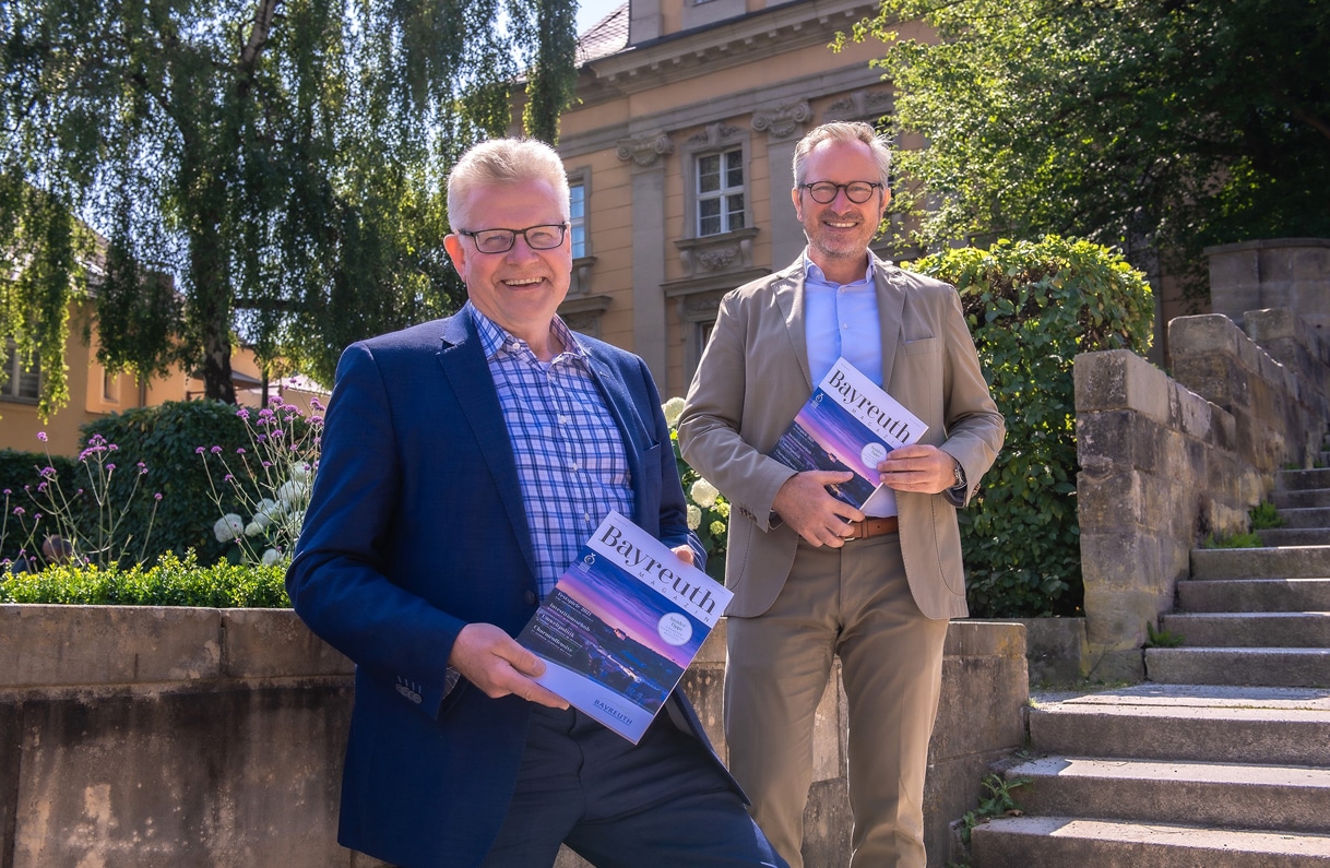 OB Thomas Ebersberger und Jörg Lichtenegger präsentieren das neue BAYREUTH Magazin. | Foto: GMK