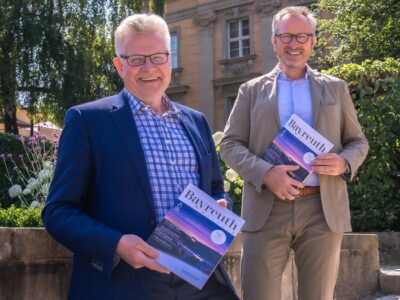 OB Ebersberger und Jörg Lichtenegger mit dem BAYREUTH Magazin in ihren Händen.