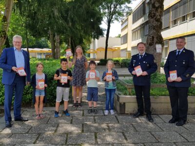 OB Ebersberger mit Schulkindern, Lehrerin und Vertretern der Feuerwehr im Schulhof der Grundschule Herzoghöhe.