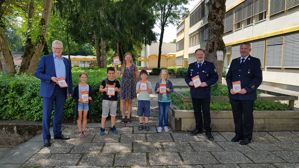 405 Brandschutzerziehung OB Ebersberger mit Schulkindern, Lehrerin und Vertretern der Feuerwehr im Schulhof der Grundschule Herzoghöhe.