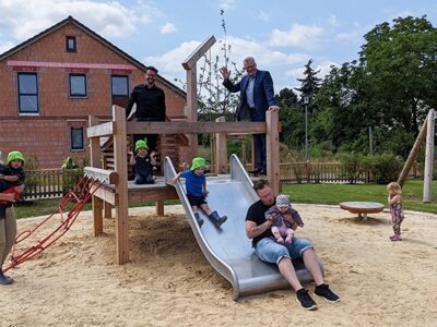 OB Ebersberger und 2. Bgm. Zippel mit Kindern und Eltern auf dem Kletterturm