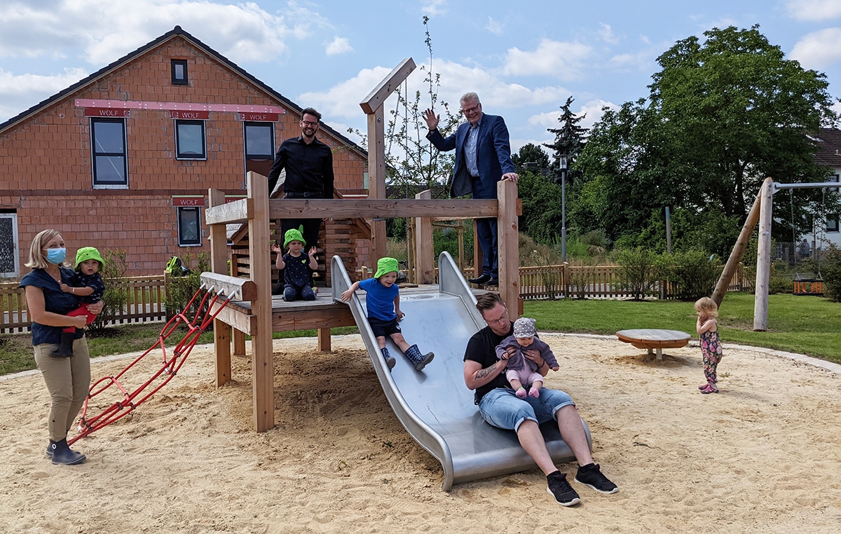 OB Ebersberger und 2. Bgm. Zippel mit Kindern und Eltern auf dem Kletterturm