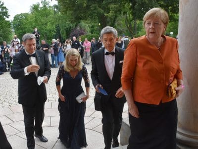 Die ehemalige Bundeskanzlerin Angela Merkel betritt das Festspielhaus.
