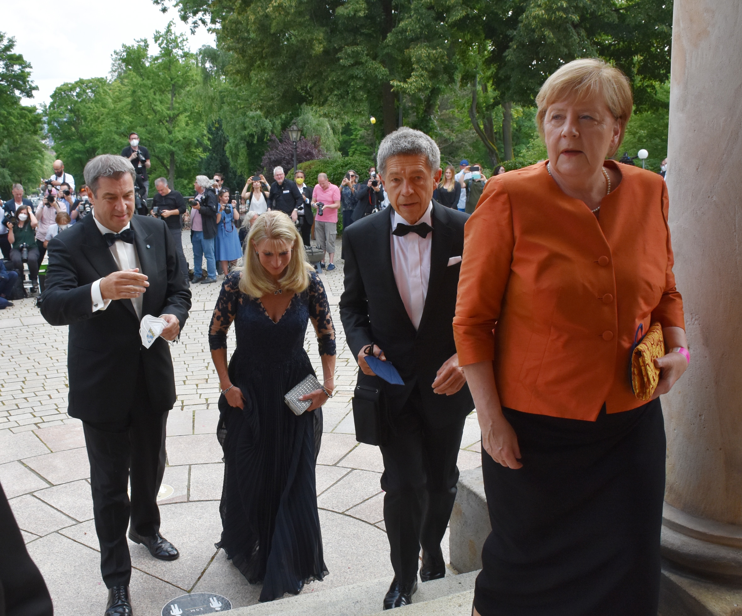 Die ehemalige Bundeskanzlerin Angela Merkel betritt das Festspielhaus.