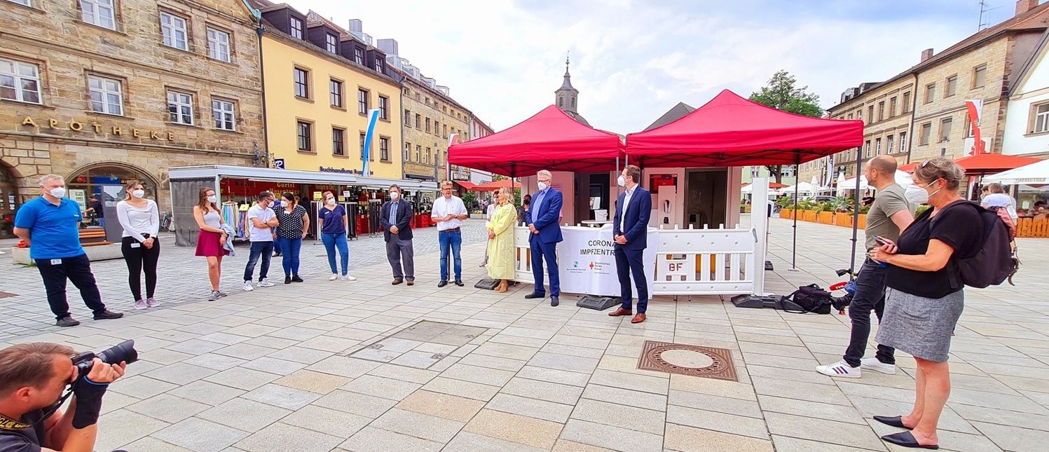 Landrat Wiedemann und Oberbürgermeister Ebersberger stellen in großer Medienrunde den Impfcontainer auf dem Bayreuther Stadtparkett vor.