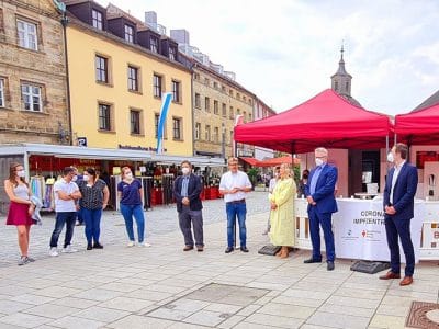 Landrat Wiedemann und Oberbürgermeister Ebersberger stellen in großer Medienrunde den Impfcontainer auf dem Bayreuther Stadtparkett vor.