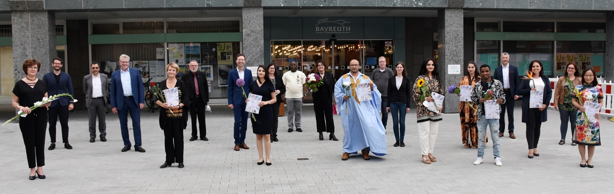 Gruppenbild der neuen Kulturdolmetscher mit OB und Landrat.