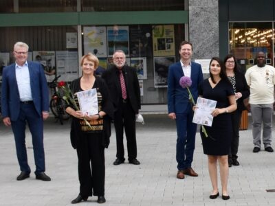 Gruppenbild der neuen Kulturdolmetscher mit OB und Landrat vor dem Rathaus.