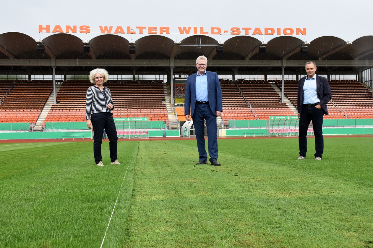 Baureferentin Urte Kelm, Oberbürgermeister Thomas Ebersberger und Sportamtsleiter Christian Möckel auf dem Spielfeld des Hans-Walter-Wild-Stadions.