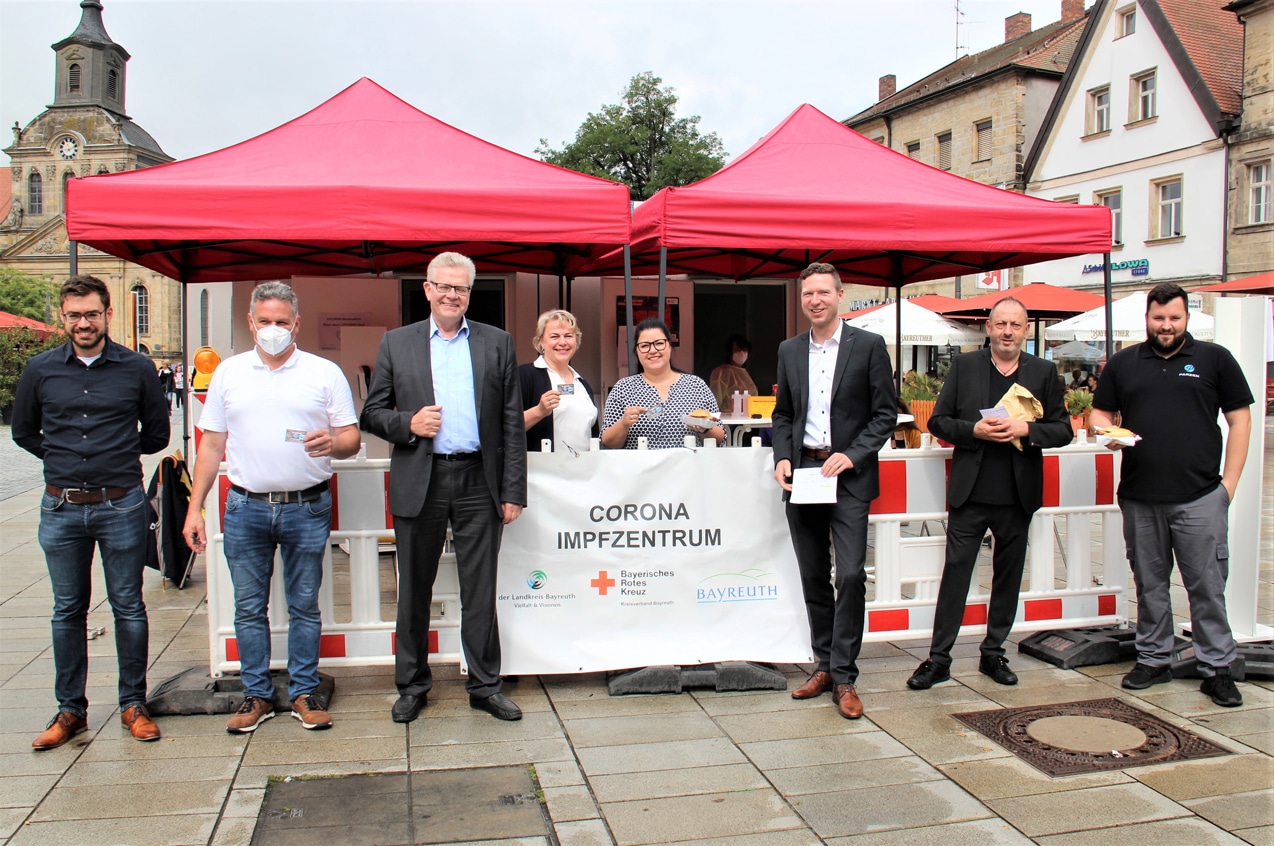 Gruppenbild vor Impfcontainer in der Fußgängerzone.